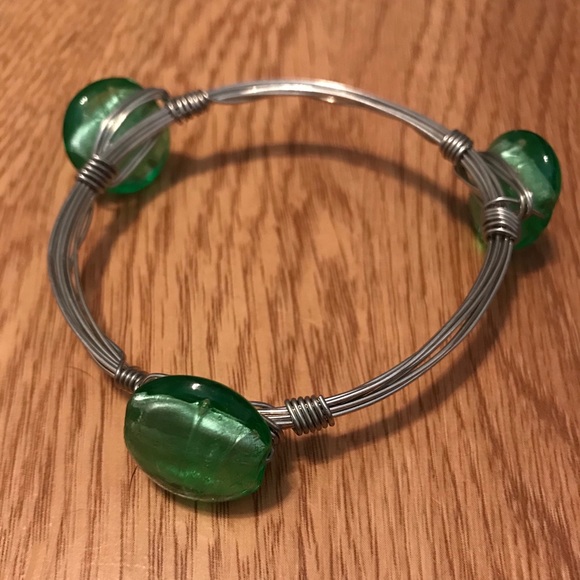 6/$20 NWOT Silver Wrapped Wire Bracelet with Green Resin Simulated Sto… - Picture 2 of 6